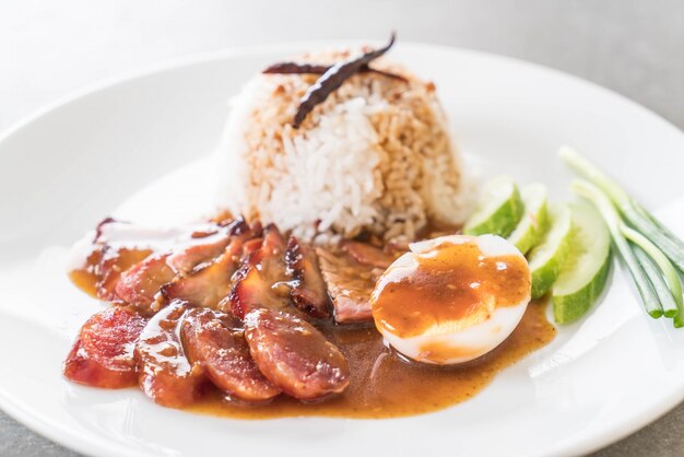 Carne de porco vermelha assada no molho com arroz