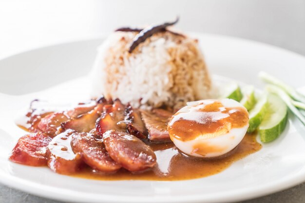 Carne de porco vermelha assada no molho com arroz