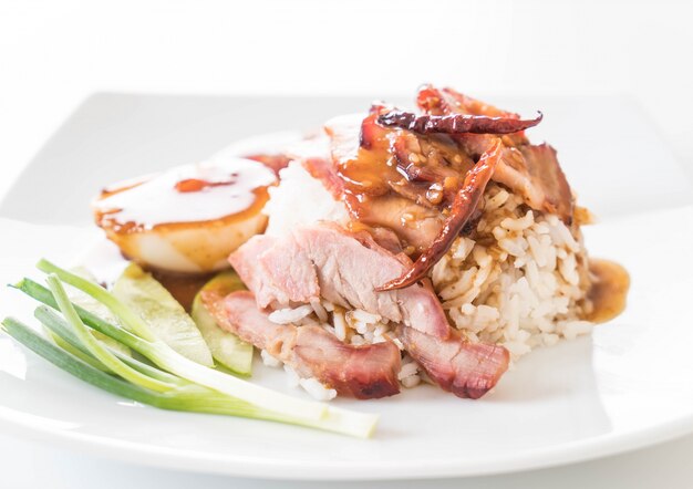 Carne de porco vermelha assada no molho com arroz