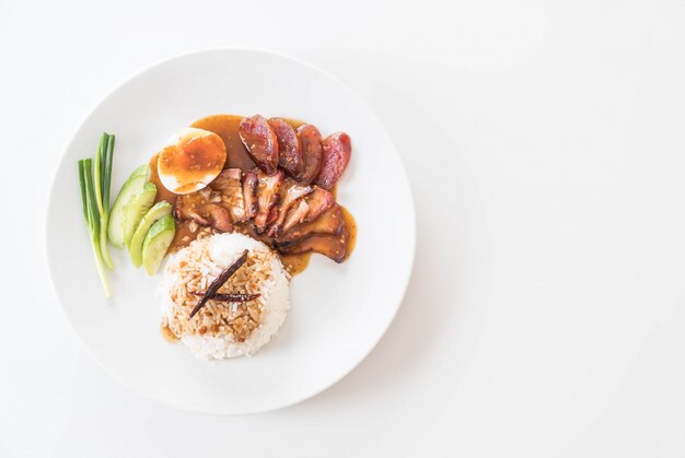 Carne de porco vermelha assada no molho com arroz