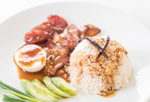 Carne de porco vermelha assada no molho com arroz