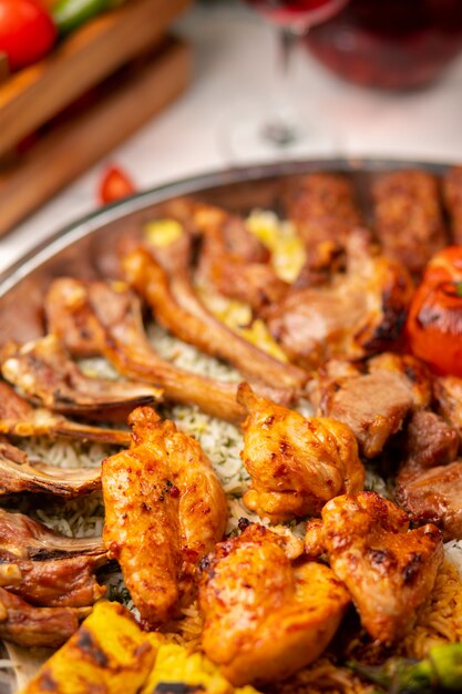 Carne de vaca, kebab de frango, churrasco com batatas assadas, grelhado, tomate e arroz