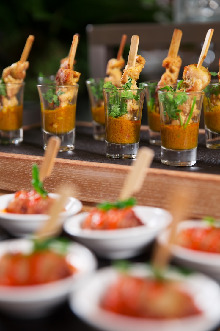 Foto grátis carne deliciosa com molho snacks na tabela de bufete