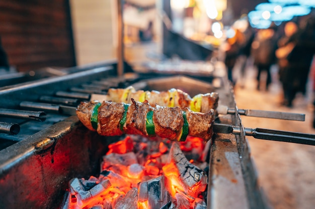 Foto grátis carne e abobrinha alternam no espeto