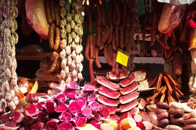 Carne e salsichas no mercado