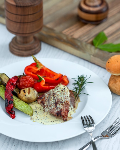 Foto grátis carne ensopada em molho e gergelim sementes e legumes