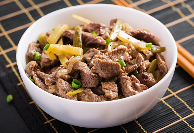 Carne ensopada, pedaços de carne cozida em molho de soja com especiarias e pepino em conserva em estilo asiático.