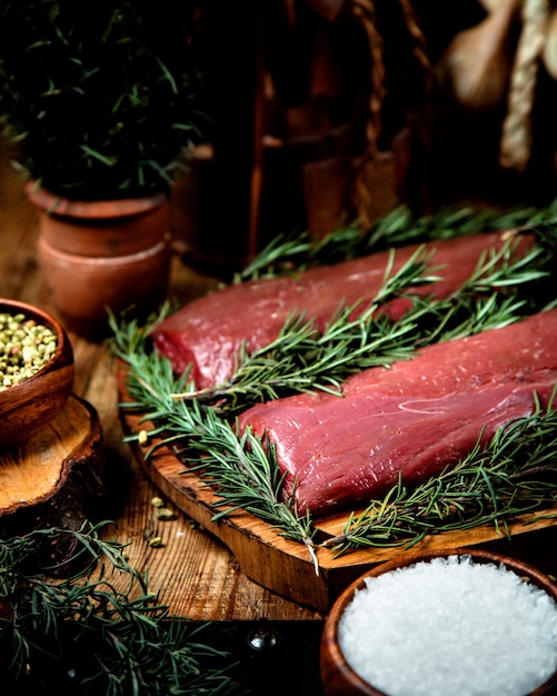 Foto grátis carne fresca em cima da mesa