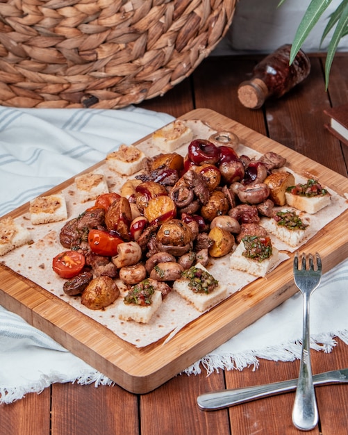 Carne frita batata cogumelos e legumes