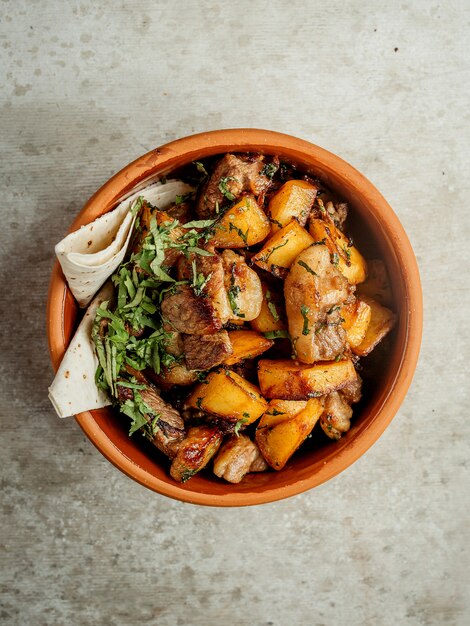 Carne frita com batata e lavash embrulhado