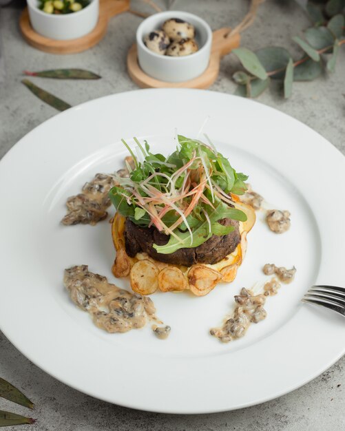 carne frita com batatas fritas e legumes