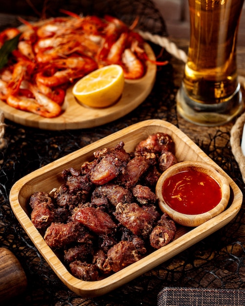 Carne frita com ketchup e camarão