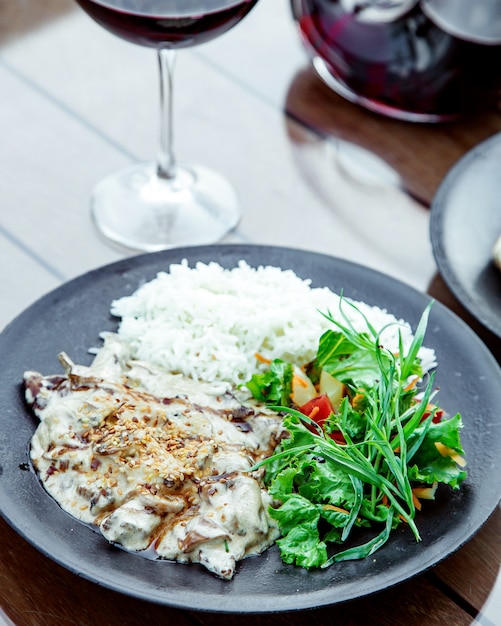 Carne frita com molho de cogumelos com arroz