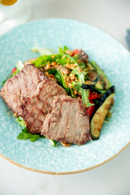 carne frita com rúcula e berinjela grelhada