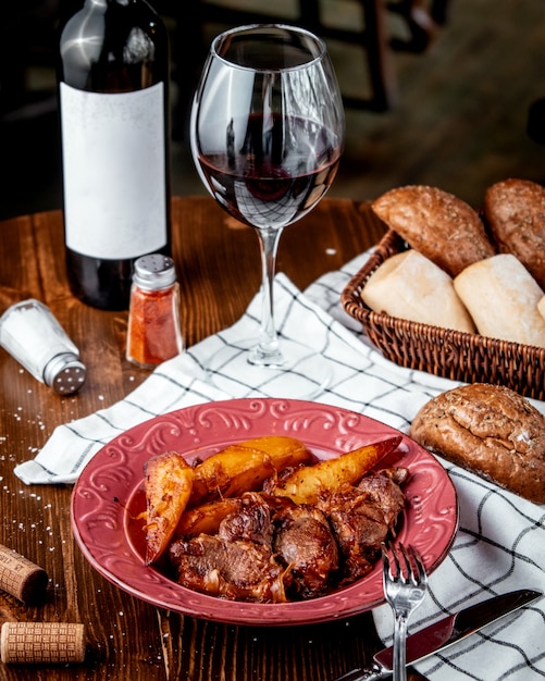 Foto grátis carne frita e batatas na mesa