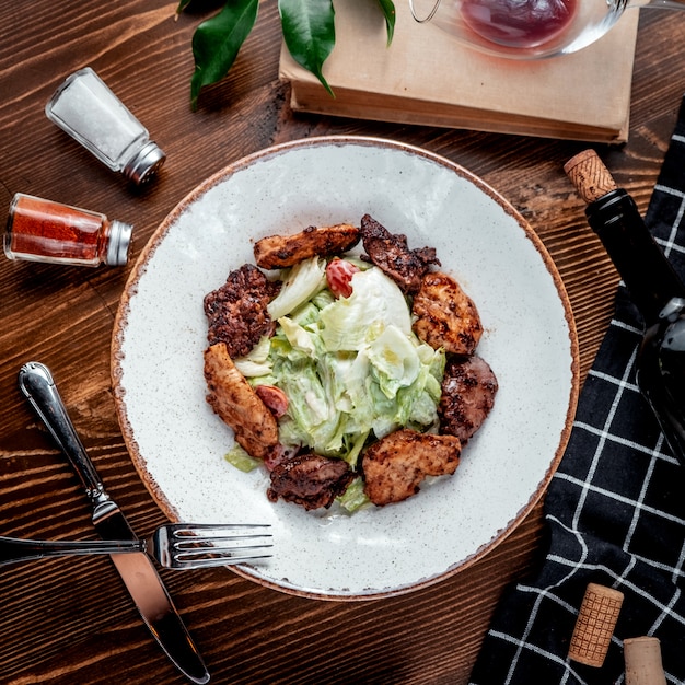 Foto grátis carne frita e frango com salada fresca