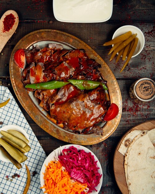 carne frita e pimenta coberta com ketchup