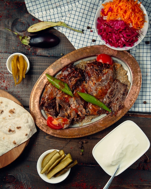 Carne frita e pimenta coberta com ketchup