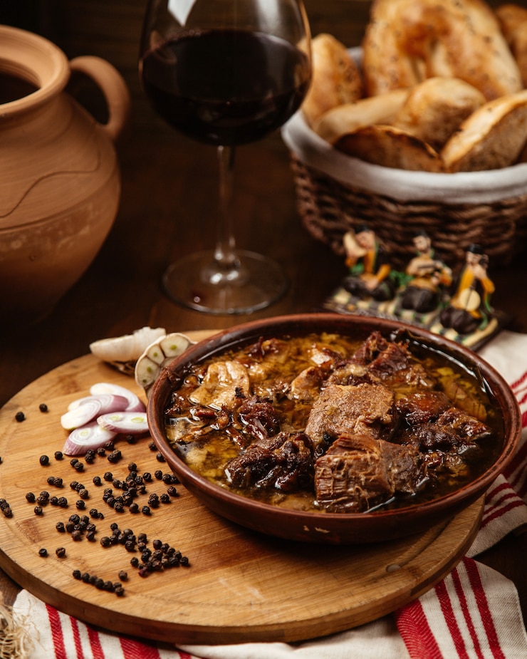 Foto grátis carne frita em sementes de panela e pimenta