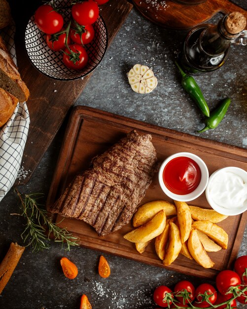 Carne frita recheada com batatas