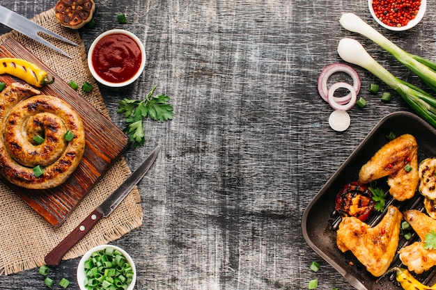 Carne frita saborosa para uma refeição saudável no plano de fundo texturizado de madeira