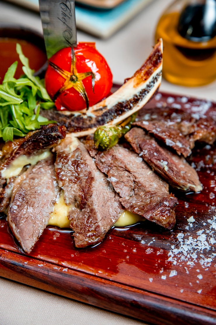 Foto grátis carne frita servida com rúcula e tomate grelhado