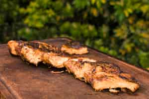 Foto grátis carne grelhada colocada na mesa