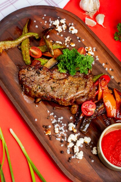 Carne grelhada com legumes fritos e ervas