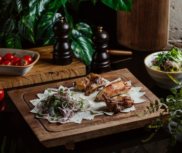 Foto grátis carne grelhada e servida com salada de cebola