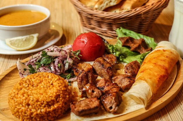 Carne kebab lavash cebola verdes bulgur