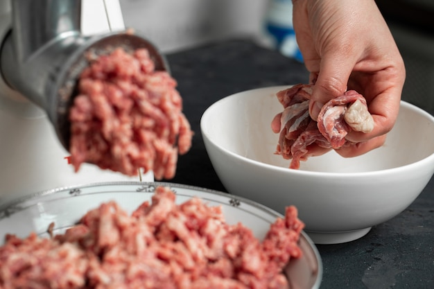 Carne moída, fresca, picada e fatiada em pratos de vidro branco