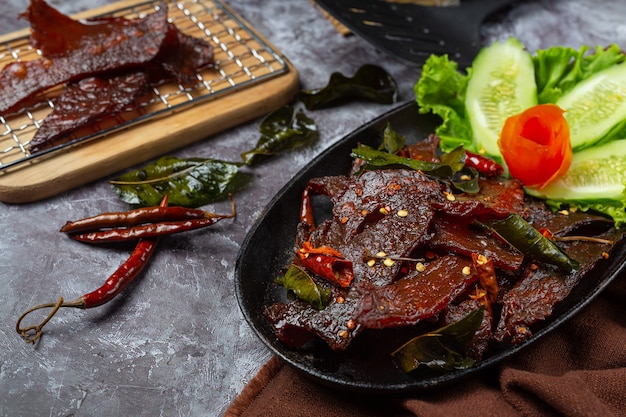 Carne seca ao sol frita com molho de tomate e arroz cozido no vapor