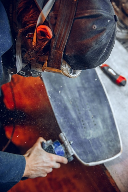 Carpinteiro com serra circular para cortar tábuas de madeira. Detalhes de construção de trabalhador masculino ou trabalhador manual com ferramentas elétricas
