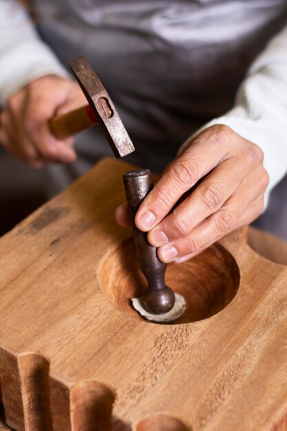 Carpinteiro criando uma forma com um martelo