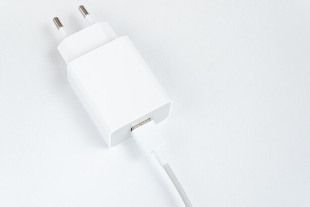 Carregador de celular branco sobre fundo branco isolado - Com usb cabe