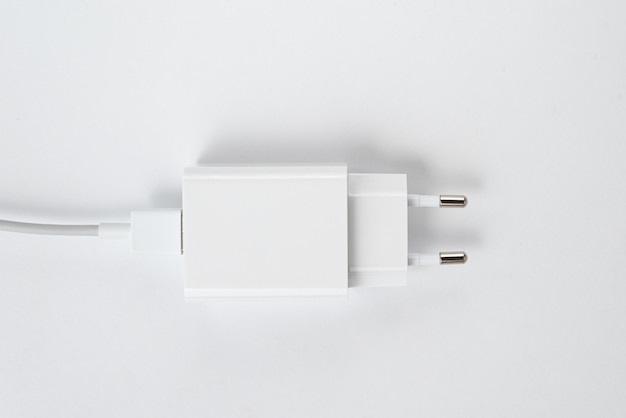 Carregador de celular branco sobre fundo branco isolado - Com usb cabe