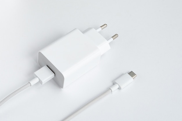 Carregador e cabo USB tipo C sobre fundo branco isolado