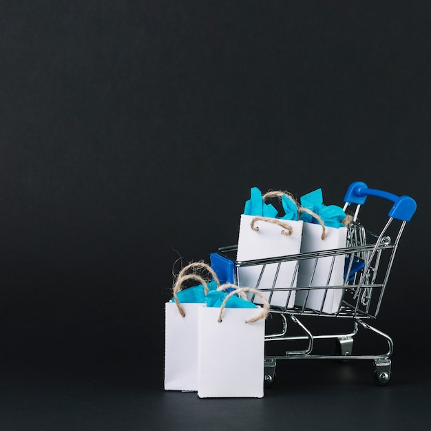 Foto grátis carrinho de compras de brinquedo com presentes em pacotes