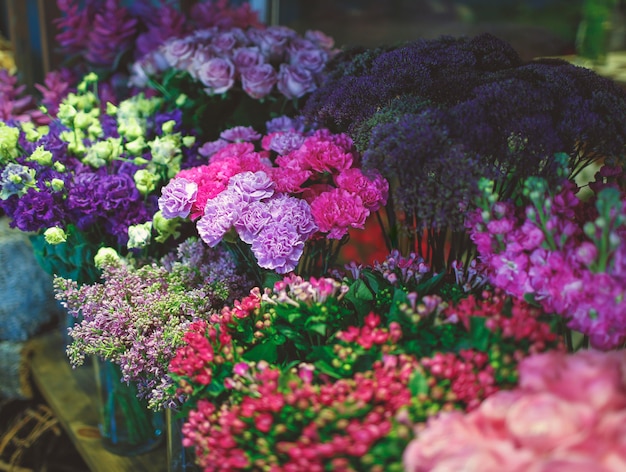 Carrinho de floricultura com muitas variedades de flores