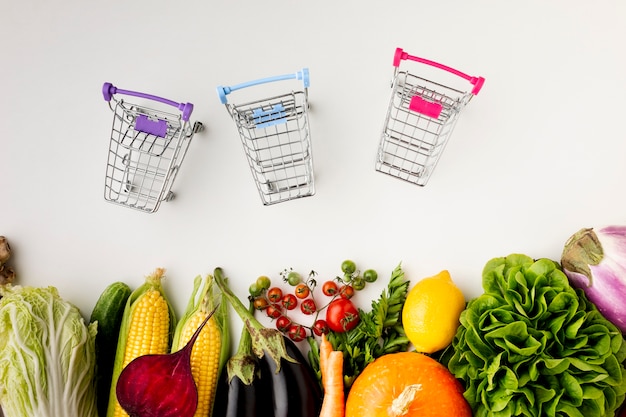 Foto grátis carrinhos de compras com vista superior e deliciosos legumes
