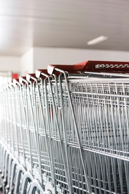 Carrinhos de compras fora do supermercado