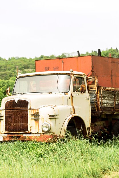 Carro antigo de agricultura no campo