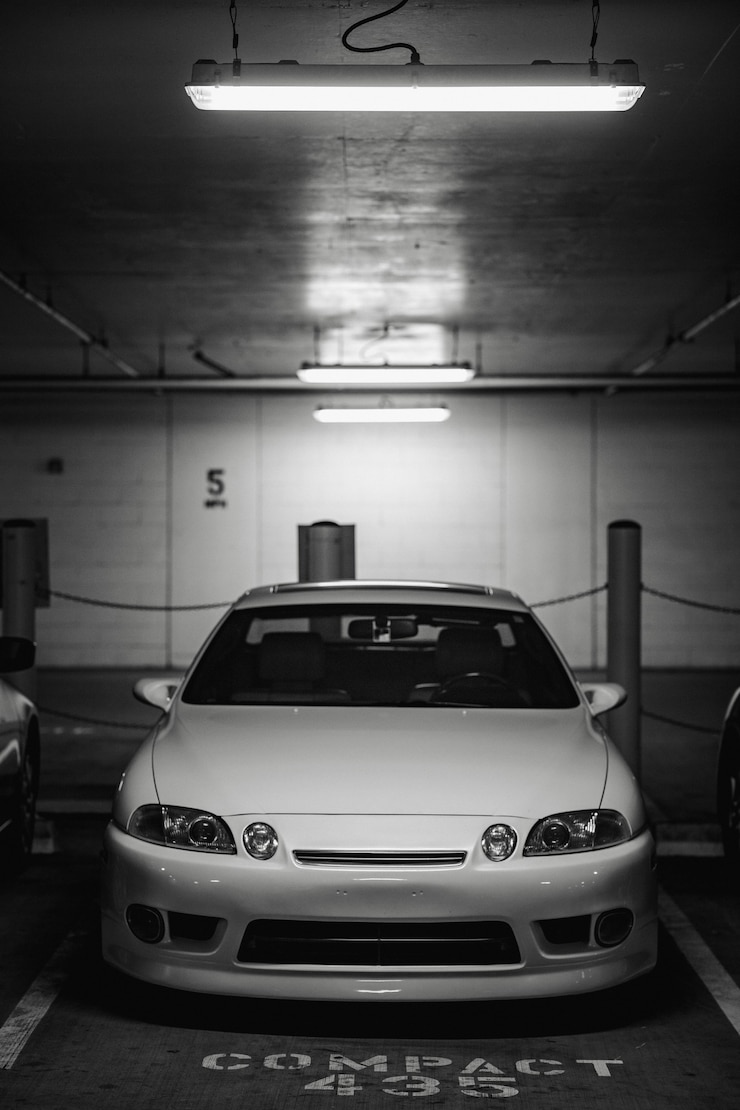 Foto grátis carro branco na garagem