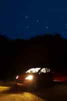 Foto grátis carro com céu estrelado