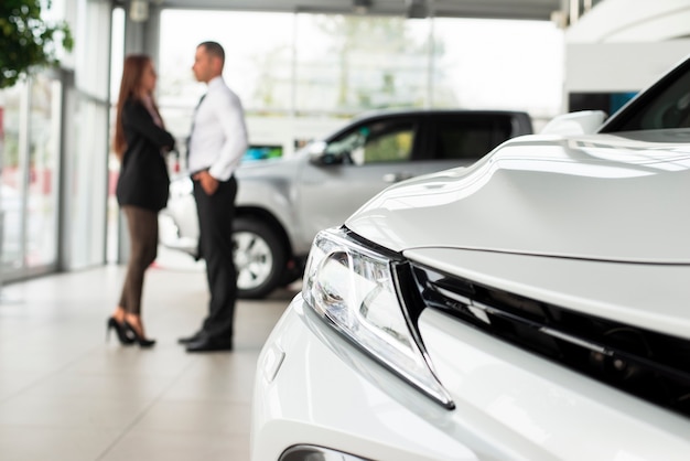 Carro de close-up com homem e mulher por trás