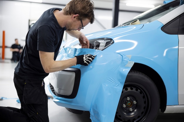 Foto grátis carro de embrulho profissional com plano médio de capa azul