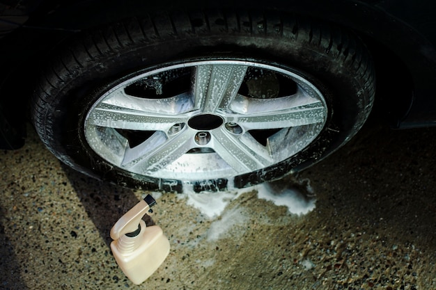 Foto grátis carro de pulverização de detergente e uma roda