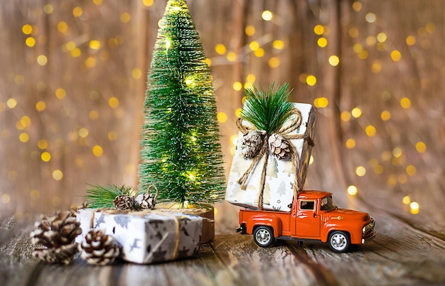 Carro em miniatura com fundo de madeira e luz de natal