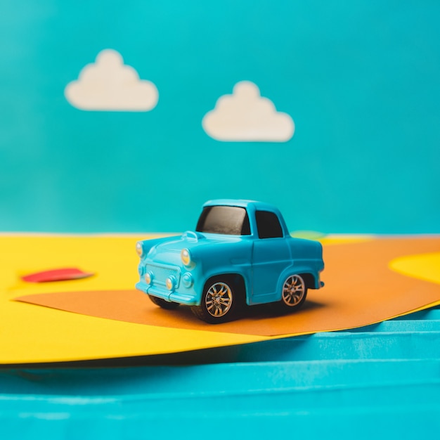 Carro em miniatura vintage na paisagem falsa