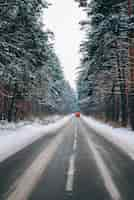 Foto grátis carro em movimento em uma estrada florestal na neve